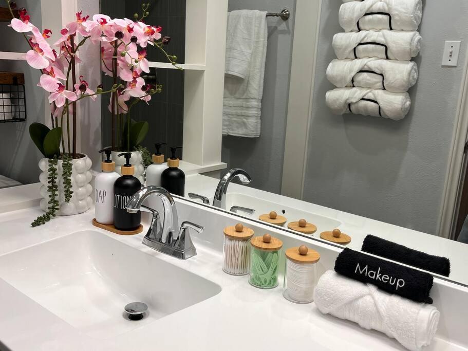 Healing Haven King Bed Suite 댈러스 외부 사진